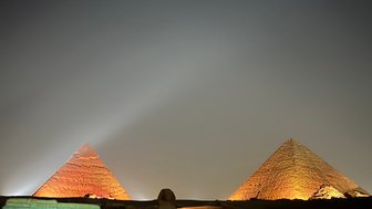 Die Pyramiden von Gizeh in Beleuchtung bei Nacht – Ägypten Reise mit Kindern