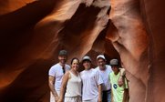 Familien steht im Canyon vor Sandsteinwänden in Arizona - USA for family individuell - USA mit Kindern individuell bereisen