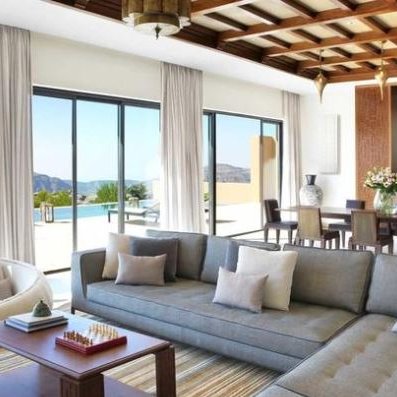 Wohnzimmer einer Villa mit stilvoller Ausstattung im Anantara Al Jabal Al Akhdar Resort – Oman Familienreise