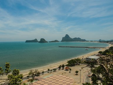 Strand und Felsen bei blauem Himmel in Hua Hin - Thailand mit Kindern
