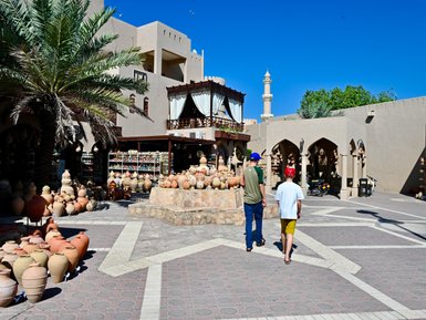 Keramiktöpfe im Souk von Nizwa – Oman Familienreise