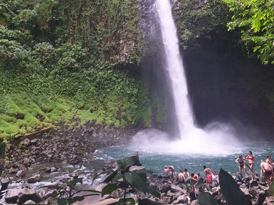 Besucher baden im erfrischenden Wasserfall von La Fortuna – Costa Rica mit Kindern