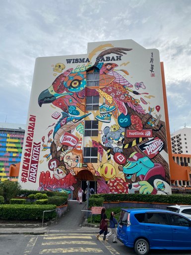 Ein farbenfroh bemaltes Gebäude mit kreativer Streetart in Kota Kinabalu – Malaysia & Borneo Reise mit Kindern