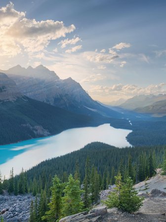 Ein Paar und ein Kind stehen auf einem Aussichtspunkt und bewundern die atemberaubende Landschaft des Icefield Parkway.