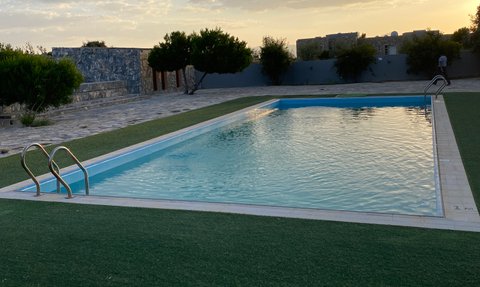 Pool im Jebel Shams Resort mit Blick auf die Landschaft – Oman Reise mit Kindern