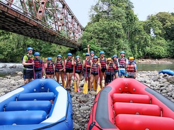 Familie und Guide posieren vor dem Start zum Rafting – Costa Rica Familienreise
