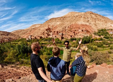 Familie erkundet die historische Lehmburg Aït Ben Haddou mit einem Guide – Familienreise nach Marokko