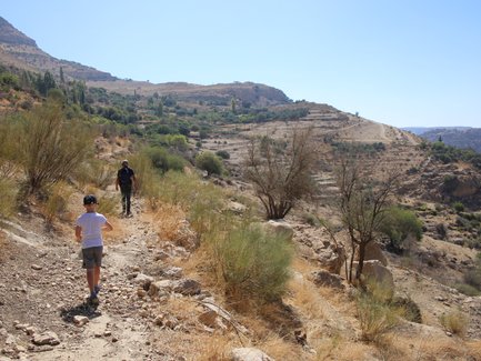 wandern auf dem Pfad vom Ajloun Nature Reserve - Jordanien Urlaub mit Kindern