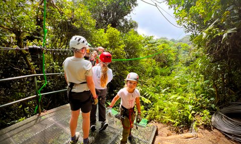Kinder sausen an einer Zipline durch die Baumwipfel des Regenwaldes – Costa Rica mit Kindern