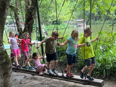 Kinder genießen einen spielerischen Spaziergang durch die Natur von Guilin – China Familienreise