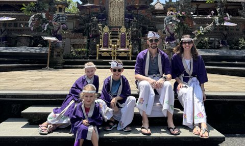 Familie in traditioneller balinesischer Kleidung besucht den Saraswati-Tempel – Bali mit Kindern