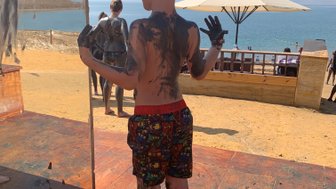 Junge mit Schlamm am Toten Meer - Jordanien Urlaub mit Kindern