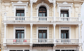 Das elegante Hotel Monterrey zeigt eine beeindruckende Fassade mit weißen Säulen und einem geschmackvollen Balkon im oberen Bereich.