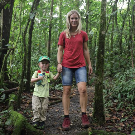 Mutter und Kleinkind unterwegs auf Wanderung in La Tigra – Costa Rica Reise mit Kindern
