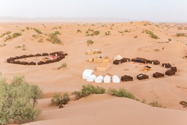 Wüstencamp eingebettet zwischen den Sanddünen der Sahara – Marokko mit Kindern