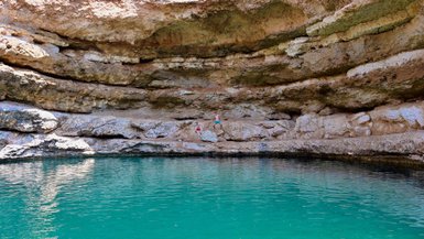 Kinder springen ins Bimah Sinkhole bei Bimah – Oman mit Kindern