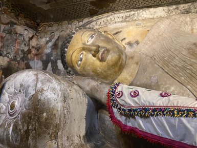 Buddha-Statue im Inneren des Dambulla-Höhlentempels – Sri Lanka Familienreise