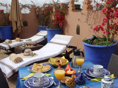 Gemütliche Sonnenliegen im Garten des Riad Passali – Marokko Familienurlaub