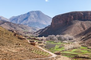Traditionelles Dorf eingebettet im beeindruckenden Atlas-Gebirge – Marokko Familienreise