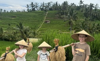 Kinder entdecken das Leben auf den Reisterrassen von Jatiluwih auf Bali – Bali mit Kindern