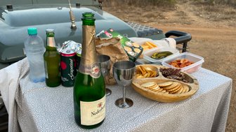 Snacks auf einem Tisch beim Sundowner während der Safari in Makutsi – Südafrika Familienreise