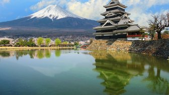 Das Matsumoto Schloss liegt an einem See mit dem majestätischen Berg Fuji im Hintergrund
