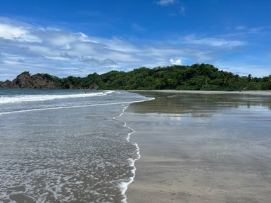 Türkisfarbenes Wasser am Playa Carrillo an der Nordpazifikküste – Costa Rica Familienreise
