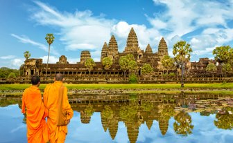 Mönche vor See und Tempel bei Angkor Wat – Kambodscha Familienreise