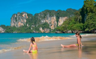 Mädchen spielen am Ufer eines tropischen Strandes – Thailand Familienreise
