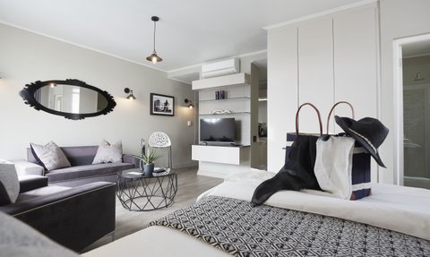 Ein stilvolles Wohnzimmer mit einem bequemen Sofa, einem modernen Couchtisch und einer eleganten Pflanze auf dem Tisch.