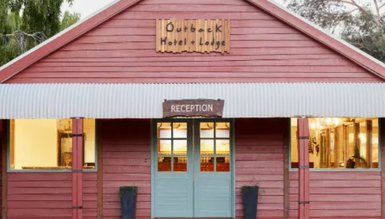 Die Fassade des Outback Hotels zeigt eine einladende Eingangstür und moderne dekorative Elemente.