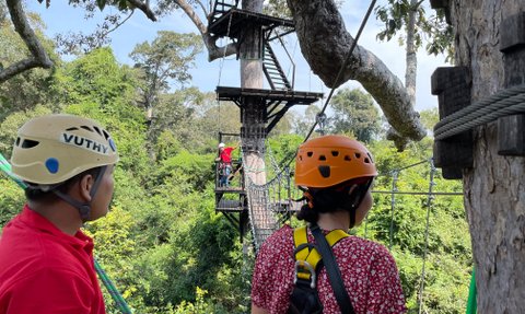 Teilnehmer bereiten sich auf das Ziplining vor – Kambodscha Familienreise