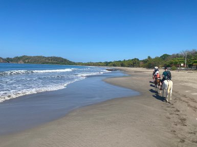Sandstrand und Natur am Nammbu Beach in Puerto Carrillo – Costa Rica Reise mit Kindern