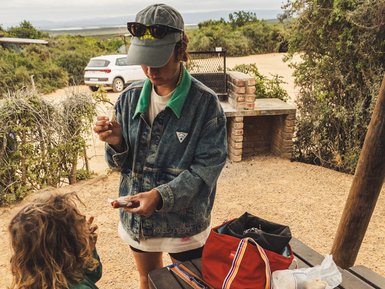 Mutter und Kind beim Picknick im Addo Nationalpark - Südafrika mit Kindern