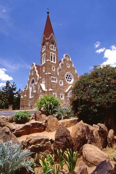 Eine Kirche mit Steinen im Vordergrund - Namibia mit Jugendlichen