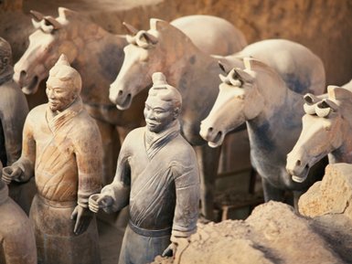 Eindrucksvolle Kriegerfiguren der Terrakotta-Armee in Xi’an – China Reise mit Kindern