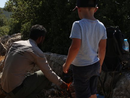 kleine Snackpause während der Trekkingtour in Ajloun - Jordanien Urlaub mit Kindern