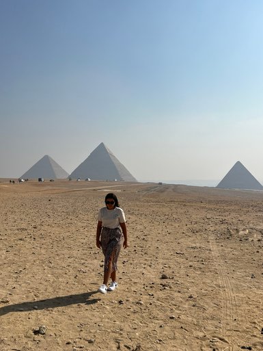 Junge Frau vor den Pyramiden von Gizeh in Kairo – Ägypten Reise mit Kindern