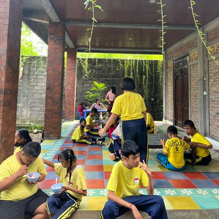 Kinder genießen ihre Pause bei Yayasan Widya Guna – Bali Familienreise