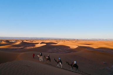Familie erkundet die Sanddünen der marokkanischen Sahara auf einer Kameltrekking-Tour – Familienurlaub in Marokko