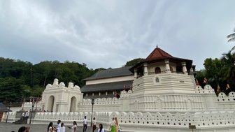 Blick auf den Zahntempel mit weißer Fassade – Sri Lanka Familienreise