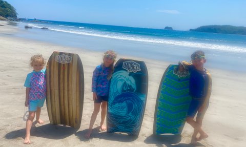 Kinder bereiten sich mit Surfbrettern am Nammbu Beach in Puerto Carrillo vor – Costa Rica Familienreise