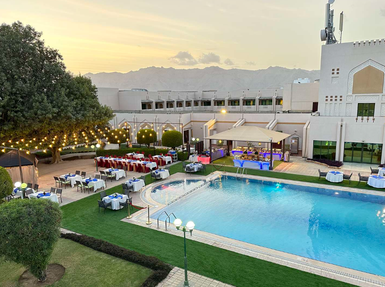 Einladender Außenpool im Golden Tulip Hotel in Nizwa – Oman mit Kindern