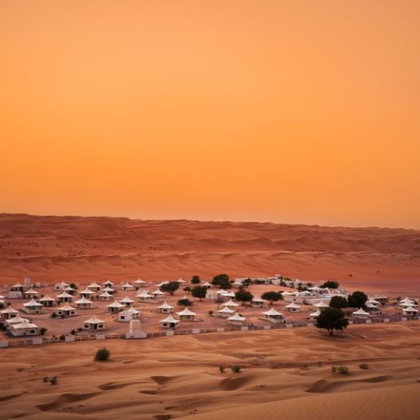 Panoramaaufnahme des Desert Nights Camps in der Wüstenlandschaft – Oman Reise mit Kindern
