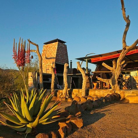 Omandumba Guest Farm Außenansicht beim Sonnenuntergang - Namibia Familienreise