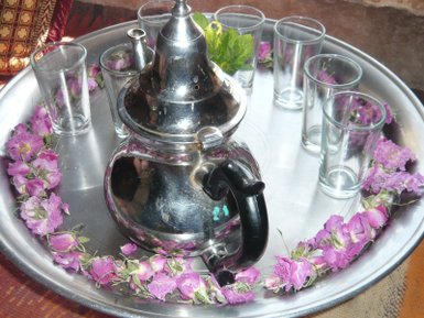 Frisch zubereiteter marokkanischer Minztee im Tal der Rosen – Marokko Reise mit Kindern