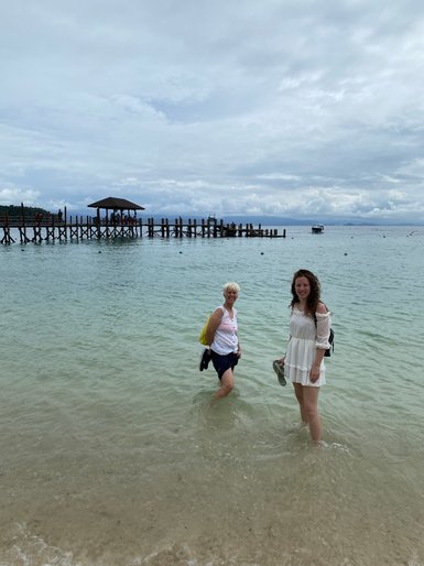 Mutter und Tochter gemeinsam im Meer vor dem Nexus Resort – Malaysia & Borneo mit Kindern