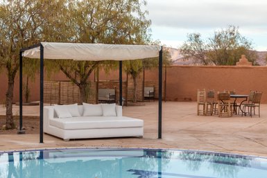 Poolbereich mit gemütlichen Sofas im Hotel Bab Rimal – Marokko Familienreise