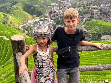 Begegnung zwischen einem einheimischen Mädchen und einem Jungen in den Longsheng-Reisterrassen – China mit Kindern