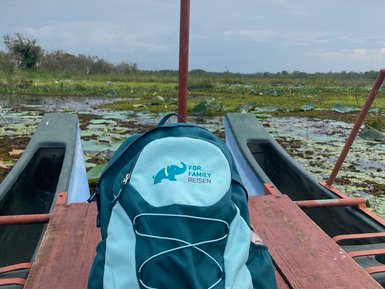 Rucksack von For Family Reisen auf einem Katamaran – Sri Lanka Familienreise